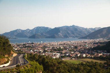 Türkiye 'nin Mugla ilçesinin Marmaris ilçesinin deniz ve doğasıyla yerli ve yabancı turistlerin ilgisini çeken şehir manzarası, 26 Haziran 2023
