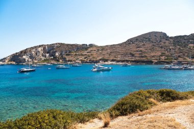 Çeşitli ülkelerden gelen yatlar ve gemiler Antik Knidos şehrinin doğal liman bölgesinde tatildeler. Türkiye Mugla Datca, 28 Haziran 2023