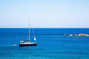 Çeşitli ülkelerden gelen yatlar ve gemiler Antik Knidos şehrinin doğal liman bölgesinde tatildeler. Türkiye Mugla Datca, 28 Haziran 2023