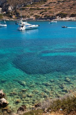 Çeşitli ülkelerden gelen yatlar ve gemiler Antik Knidos şehrinin doğal liman bölgesinde tatildeler. Türkiye Mugla Datca, 28 Haziran 2023