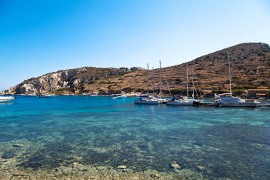 Çeşitli ülkelerden gelen yatlar ve gemiler Antik Knidos şehrinin doğal liman bölgesinde tatildeler. Türkiye Mugla Datca, 28 Haziran 2023