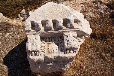 Anadolu, Türkiye 'nin Mugla Datca antik kentlerinden biri olan Knidos antik kentinde, mimaride kullanılan mermer süsler ve parçalar, 26 Haziran 2023