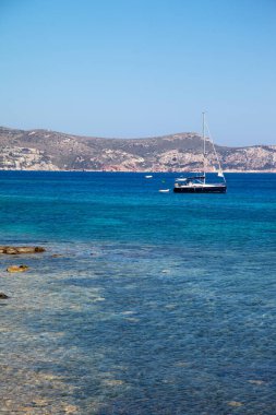 Çeşitli ülkelerden gelen yatlar ve gemiler Antik Knidos şehrinin doğal liman bölgesinde tatildeler. Türkiye Mugla Datca, 28 Haziran 2023