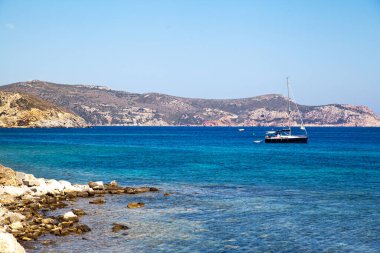 Çeşitli ülkelerden gelen yatlar ve gemiler Antik Knidos şehrinin doğal liman bölgesinde tatildeler. Türkiye Mugla Datca, 28 Haziran 2023