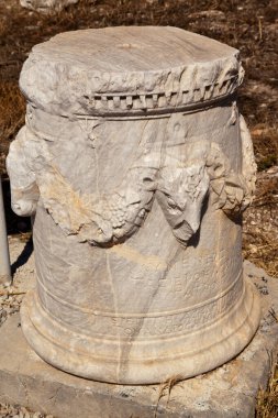 Anadolu, Türkiye 'nin Mugla Datca antik kentlerinden biri olan Knidos antik kentinde, mimaride kullanılan mermer süsler ve parçalar, 26 Haziran 2023