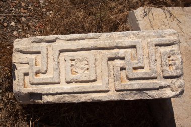 Anadolu 'nun antik kentlerinden Knidos' ta gamalı haç sembollü sınır mermeri, Türkiye Mugla Datca, 26 Haziran 2023