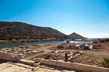 Anadolu 'nun en eski antik kentlerinden biri olan Knidos kalıntıları, şimdi 26 Haziran 2023' te bir açık hava müzesi olan Türkiye Mugla Datca 'ya ziyaret edilebilir.