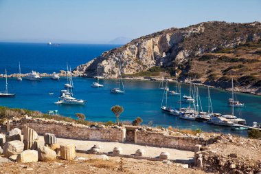 Çeşitli ülkelerden gelen yatlar ve gemiler Antik Knidos şehrinin doğal liman bölgesinde tatildeler. Türkiye Mugla Datca, 28 Haziran 2023