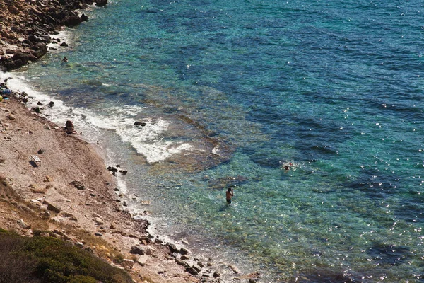 清潔で落ち着いた海や海の波 海で泳ぐ人々 トルコ データカ ノイド — ストック写真