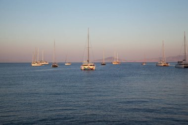Yatlar ve gemiler çeşitli ülkelerden Datca körfezi ve limanında tatil yapıyorlar. Türkiye Mugla Verisi, 28 Haziran 2023
