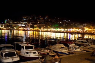 İnsanlar, 28 Haziran 2023 'te Datca, Türkiye Mugla Datca şehir merkezindeki gece plaj restoranlarında yemek yiyip eğleniyorlar.