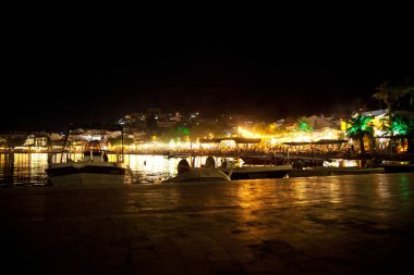 İnsanlar, 28 Haziran 2023 'te Datca, Türkiye Mugla Datca şehir merkezindeki gece plaj restoranlarında yemek yiyip eğleniyorlar.