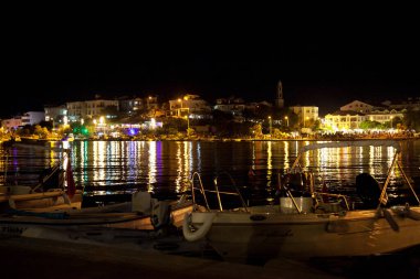 İnsanlar, 28 Haziran 2023 'te Datca, Türkiye Mugla Datca şehir merkezindeki gece plaj restoranlarında yemek yiyip eğleniyorlar.