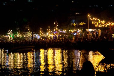 İnsanlar, 28 Haziran 2023 'te Datca, Türkiye Mugla Datca şehir merkezindeki gece plaj restoranlarında yemek yiyip eğleniyorlar.