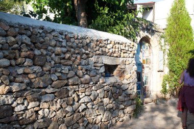 Can Yucel 'in Eski Datca' daki evinin sokak ve kapısı, Türk yazar, şair ve çevirmen, Datca Mugla Turkey, 29 Haziran 2023