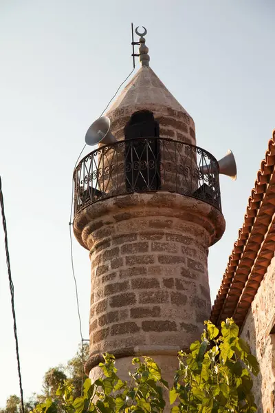 Eski Datca bölgesine özgü sert ve nostaljik taştan yapılmış küçük bir cami, Türkiye Eski Datca Mugla 26 Haziran 2023