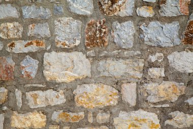 Datca, Türkiye 'de yapılmış sağlam mavi ve bej kesimli taş duvar, arka planlar için iyi, pürüzsüz dizilmiş