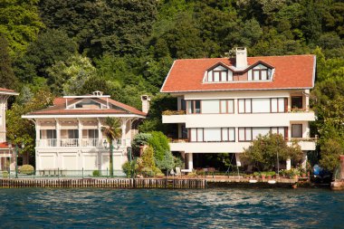 İstanbul, İstanbul 'da 22 Haziran 2019' da deniz kenarındaki Lüks ve geleneksel malikane beyaz villa