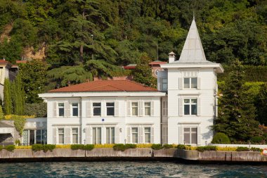 İstanbul, İstanbul 'da 22 Haziran 2019' da deniz kenarındaki Lüks ve geleneksel malikane beyaz villa