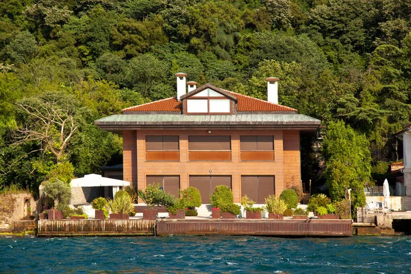 Lyxig Och Traditionell Herrgårdsröd Villa Vid Havet Bosporen Turkiet Istanbul — Stockfoto