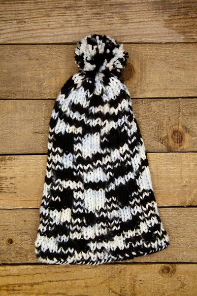 Handgemachte Wolle Gestrickt Winter Weiß Und Schwarz Hut Isoliert Auf — Stockfoto