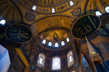 Ayasofya, İstanbul 'da bir müze, tarihi bazilika ve camidir. Bizans İmparatoru Justinianus tarafından 532-537 yılları arasında İstanbul 'da inşa edildi. Fotoğraf çekimi tarihi 14 Haziran 2020