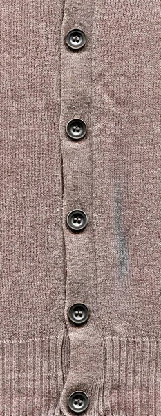 ウールで作られた模様のカーディガン生地 手作りの編まれた生地の灰色のウールのセーターの背景の質および灰色のボタン — ストック写真