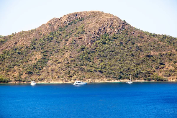 青い塩味の海水の質と素晴らしい自然 データカビーチ ムグラ トルコ — ストック写真