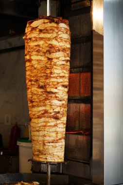 İstanbul 'da bir restoranda tavuk donör kebap, Türkiye' de sokak yiyecekleri için kebap yapmak her zaman daha iyidir.
