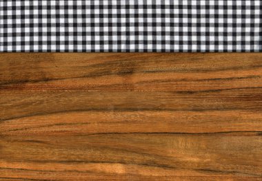 Ceviz ağacından yapılmış, siyah beyaz bir peçete boş bir masa ya da kesme tahtası.