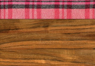 Ceviz ağacının üzerinde kırmızı siyah ekose peçete boş masa ya da kesme tahtası