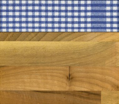 Ceviz ağacından yapılmış, mavi beyaz bir peçete boş bir masa ya da kesme tahtası.