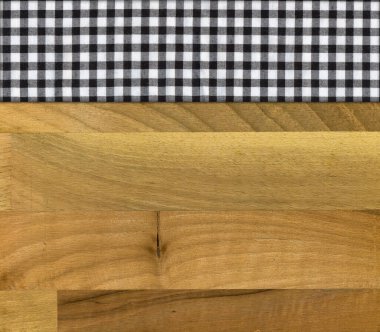 Ceviz ağacından yapılmış, siyah beyaz bir peçete boş bir masa ya da kesme tahtası.