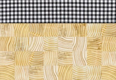 Çam ağacının zemininde siyah beyaz ekose peçete boş masa ya da kesme tahtası