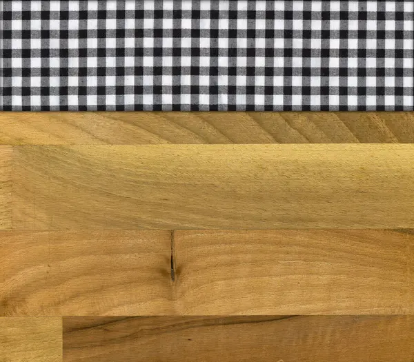 Ceviz ağacından yapılmış, siyah beyaz bir peçete boş bir masa ya da kesme tahtası.