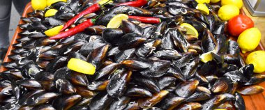 Midye dolma, doldurulmuş midye Türk yemeği güzel bir sunumla, limon ve kırmızı biberli