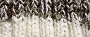 Yünden desenli kumaş. El yapımı örgü kumaş beyaz ve gri yün arkaplan dokusu