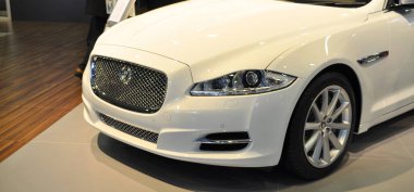 Şov salonundaki ışıklar altında lüks ve Jaguar 'ın ön manzarası, Kasım 02 2012 İstanbul Uluslararası Otomobil Fuarı