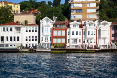 İstanbul, İstanbul 'da 22 Haziran 2019' da deniz kenarındaki Lüks ve geleneksel malikane beyaz villa