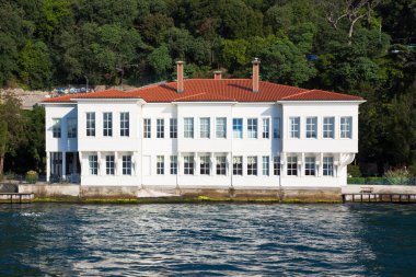 İstanbul, İstanbul 'da 22 Haziran 2019' da deniz kenarındaki Lüks ve geleneksel malikane beyaz villa