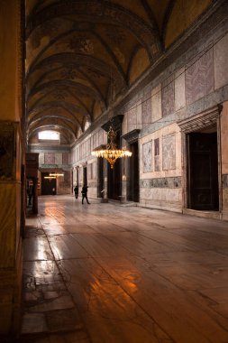 Ayasofya, İstanbul 'da bir müze, tarihi bazilika ve camidir. Bizans İmparatoru Justinianus tarafından İstanbul 'un tarihi yarımadasında 532-537 yılları arasında inşa edilmiştir. Giriş kapısı, fotoğraf çekimi tarihi 14 Haziran 2020