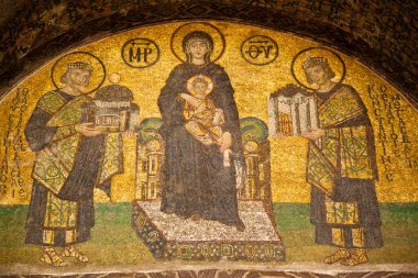 Ayasofya, İstanbul 'da bir müze, tarihi bazilika ve camidir. Bizans İmparatoru Justinianus tarafından İstanbul 'un tarihi yarımadasında 532-537 yılları arasında inşa edilmiştir. Giriş kapısı, fotoğraf çekimi tarihi 14 Haziran 2020