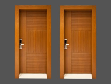 Modern ceviz ağacı görünümlü iki ön kapı, elektronik güvenlik kilidi sistemi, çelik kapı, gri arka planda izole edilmiş.