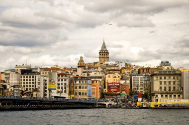 Galata Köprüsü ve Galata Kulesi, İstanbul Boğazı 'nın en çok ziyaret edilen yerlerinden biri. 23 Mart 2019