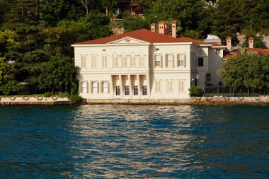 İstanbul, İstanbul 'da 22 Haziran 2019' da deniz kenarındaki Lüks ve geleneksel malikane beyaz villa