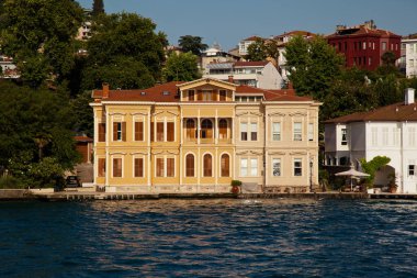 İstanbul, İstanbul 'da 22 Haziran 2019' da deniz kenarındaki lüks ve geleneksel bej konak
