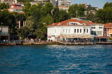 İstanbul, İstanbul 'da 22 Haziran 2019' da deniz kenarındaki Lüks ve geleneksel malikane beyaz villa