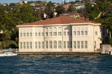 İstanbul, İstanbul 'da 22 Haziran 2019' da deniz kenarındaki Lüks ve geleneksel malikane beyaz villa