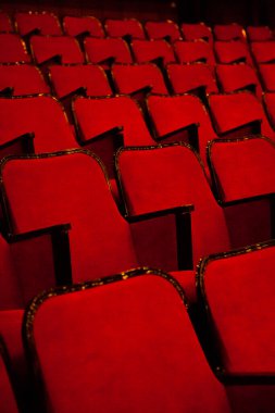 Modern sinema veya tiyatro salonu boş ve kırmızı rahat koltuklar, sinema koltukları veya sandalye