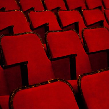 Modern sinema veya tiyatro salonu boş ve kırmızı rahat koltuklar, sinema koltukları veya sandalye